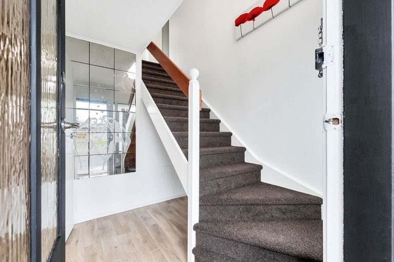 Photo of property in 4 St Catherine Crescent, West Harbour, Auckland, 0618