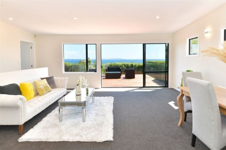 Photo of property in 1376 Whangaparaoa Road, Army Bay, Whangaparaoa, 0930