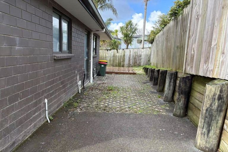 Photo of property in 1/20 Peach Road, Glenfield, Auckland, 0629