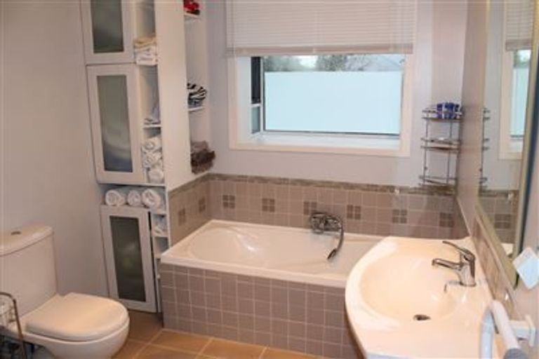 Photo of property in 3 Fairmile Place, Russley, Christchurch, 8042