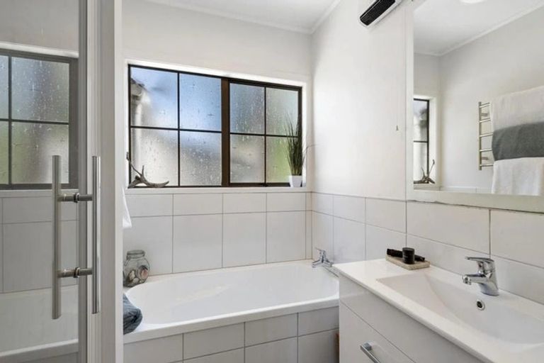 Photo of property in 8 Bellcroft Place, Belmont, Auckland, 0622