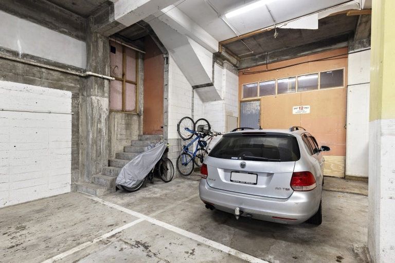 Photo of property in Endeavour Apartments, 12/125 Thorndon Quay, Pipitea, Wellington, 6011