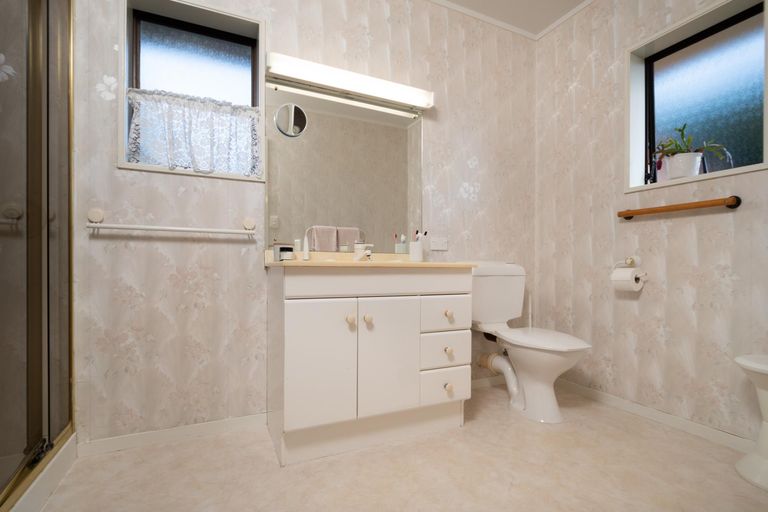 Photo of property in 52 Spence Road, Henderson, Auckland, 0612