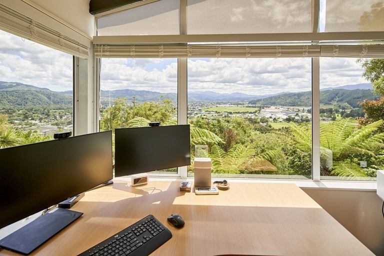 Photo of property in 16 Raynham Way, Silverstream, Upper Hutt, 5019