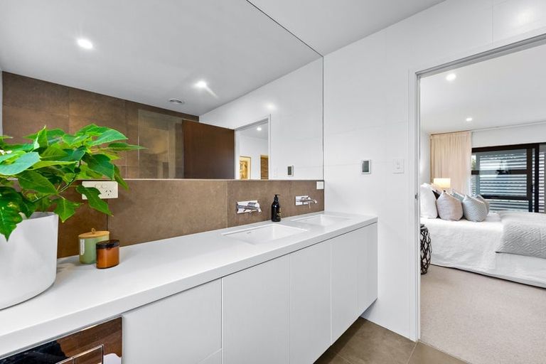 Photo of property in 2/11 Huntly Road, Campbells Bay, Auckland, 0630