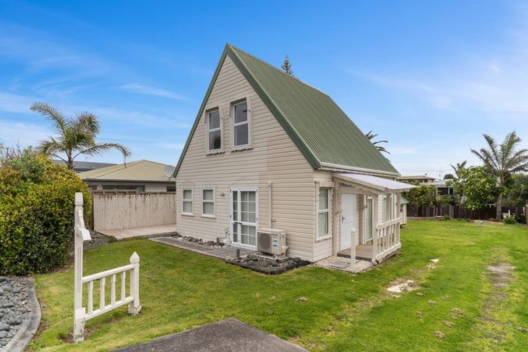 Photo of property in 64 Karewa Parade, Papamoa Beach, Papamoa, 3118