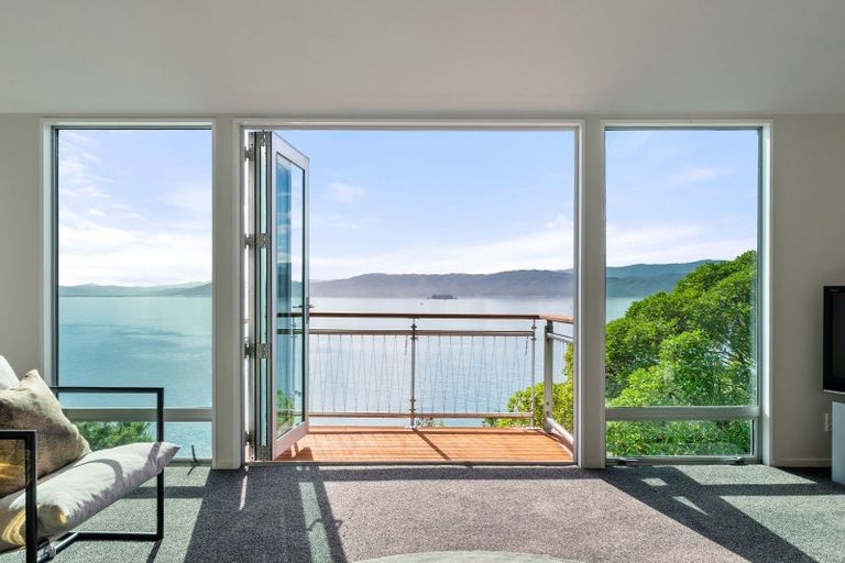 Photo of property in 365 Karaka Bay Road, Karaka Bays, Wellington, 6022