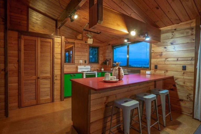 Photo of property in 76 Seaview Road, Paremata, Porirua, 5024