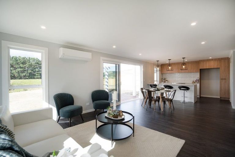 Photo of property in 44 Atlantic Drive, Fitzherbert, Palmerston North, 4410