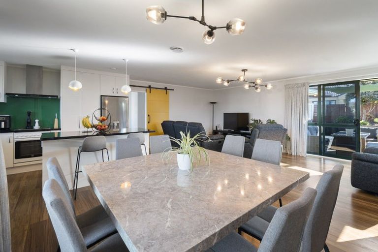 Photo of property in 6 Logan Place, Kelvin Grove, Palmerston North, 4414