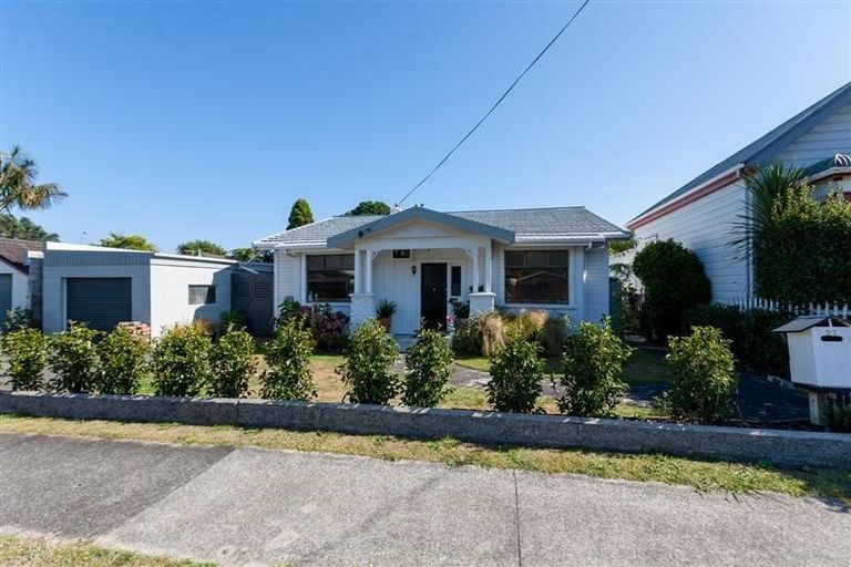 Photo of property in 21 Gilbert Street, New Plymouth, 4310
