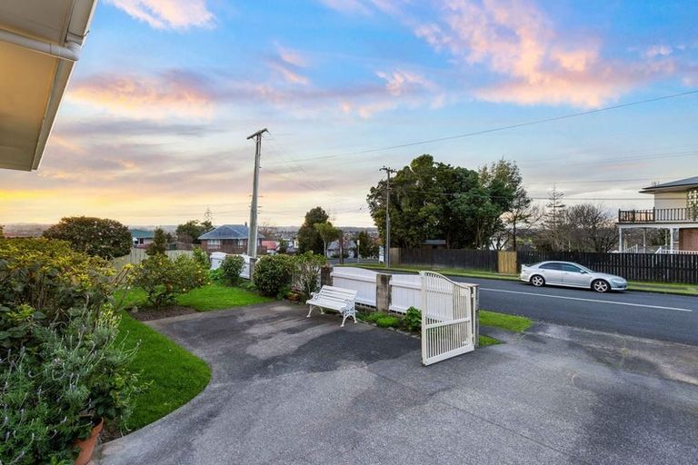 Photo of property in 1 Elcoat Avenue, Henderson, Auckland, 0612
