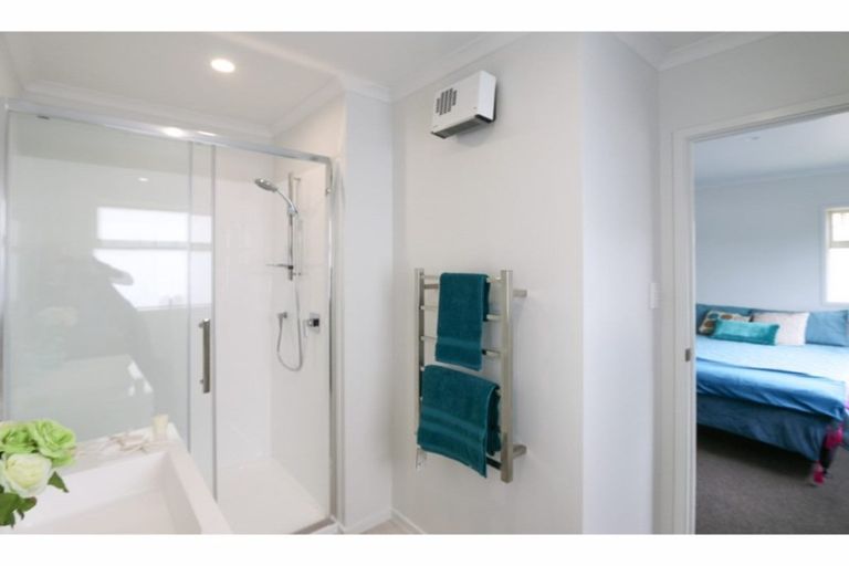 Photo of property in 8 Waitaha Close, Orewa, 0931