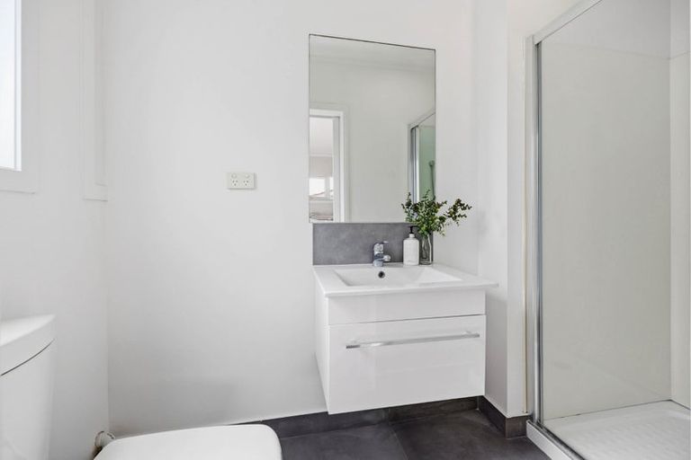 Photo of property in 26 Pickwick Parade, Mellons Bay, Auckland, 2014