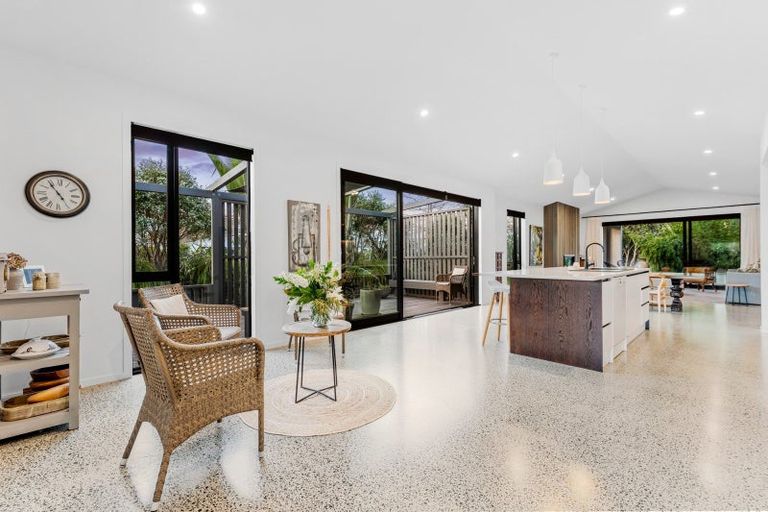 Photo of property in 6 Sandpiper Avenue, Point Wells, 0986