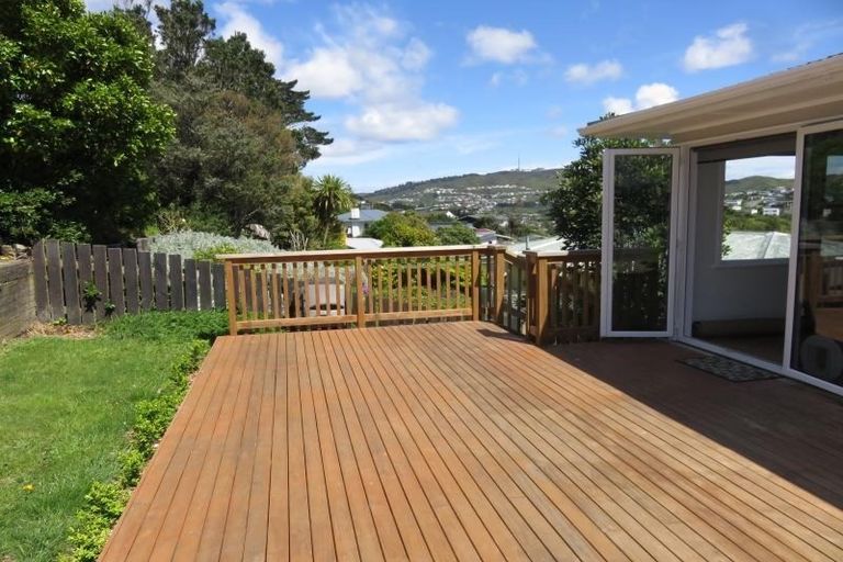 Photo of property in 16 Omega Street, Newlands, Wellington, 6037
