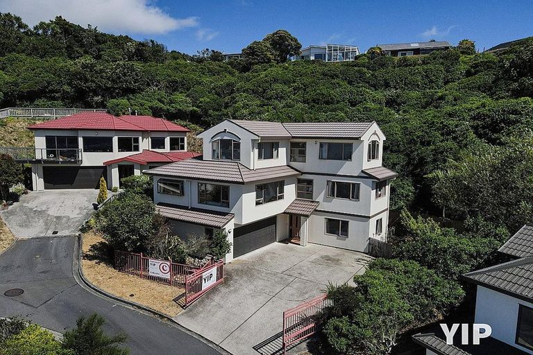 Photo of property in 37 Dress Circle, Newlands, Wellington, 6037