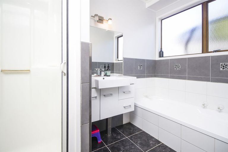 Photo of property in 26 Granville Drive, Massey, Auckland, 0614