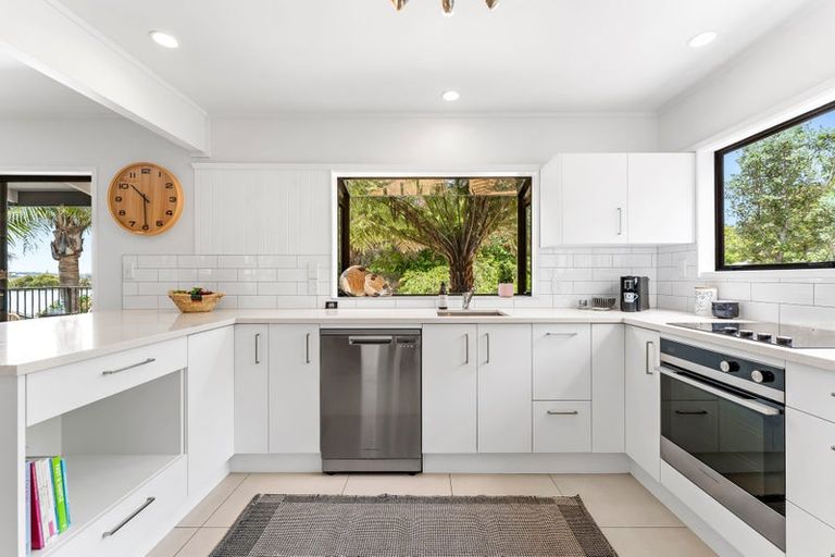 Photo of property in 6 Elliston Crescent, Stanmore Bay, Whangaparaoa, 0932