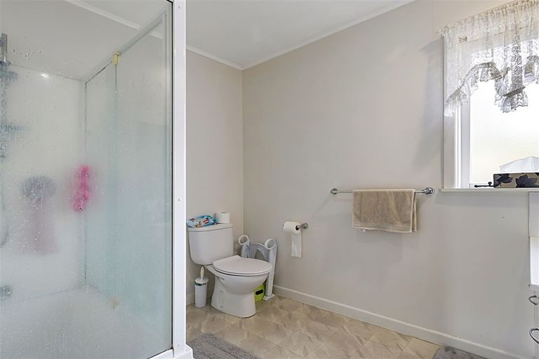 Photo of property in 82 Lincoln Park Avenue, Massey, Auckland, 0614