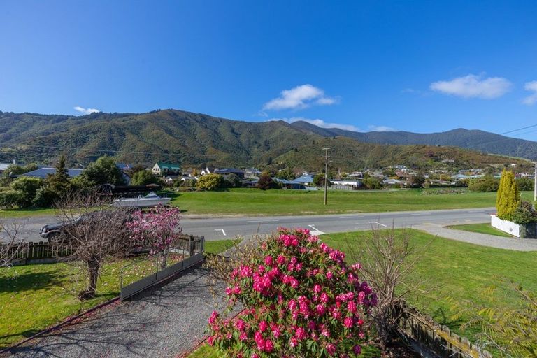 Photo of property in 34 Beach Road, Waikawa, Picton, 7220