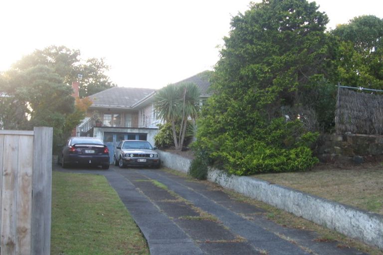 Photo of property in 1/223 Glenfield Road, Hillcrest, Auckland, 0627