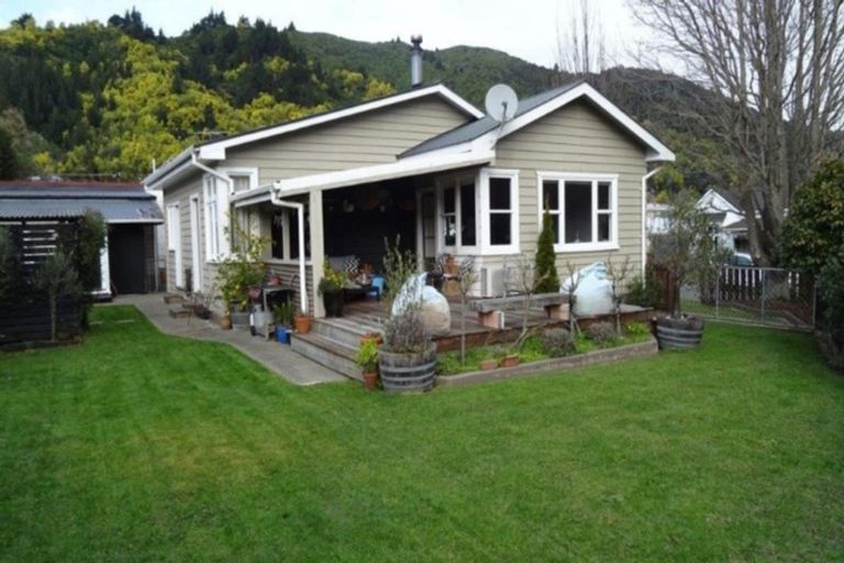 Photo of property in 2 Leicester Street, Picton, 7220