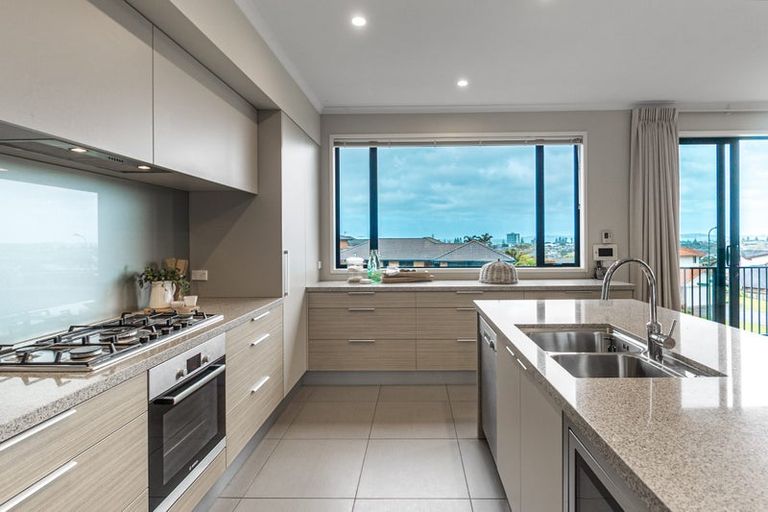 Photo of property in 2 Ashburn Close, Orewa, 0931