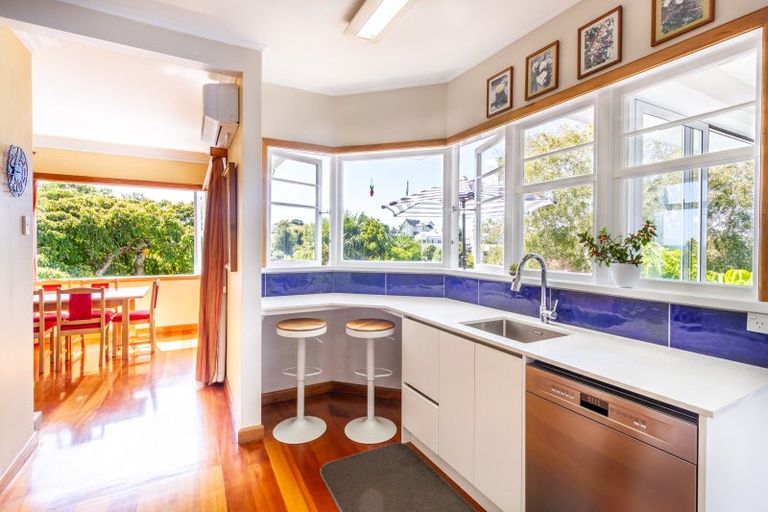 Photo of property in 16 Napier Terrace, Hospital Hill, Napier, 4110