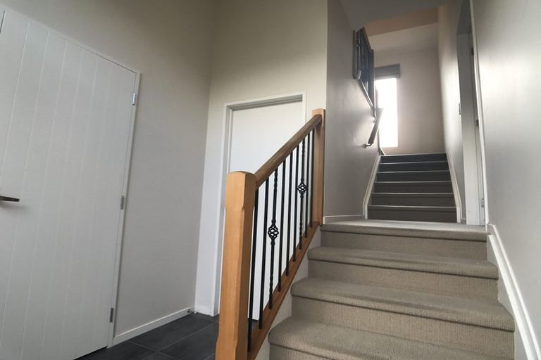 Photo of property in 28b Roberts Road, Glenfield, Auckland, 0629