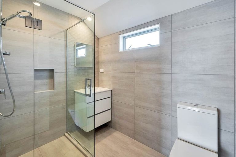 Photo of property in 2/36 Devon Road, Bucklands Beach, Auckland, 2012