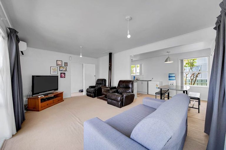 Photo of property in 23 Kemble Close, Mangere, Auckland, 2022