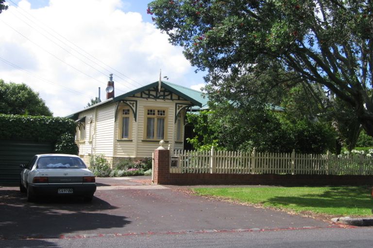 Photo of property in 16 Aratonga Avenue, Greenlane, Auckland, 1051