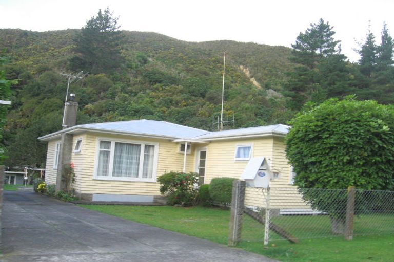 Photo of property in 17 Sunny Grove, Wainuiomata, Lower Hutt, 5014