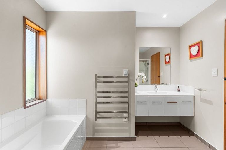 Photo of property in 31 Glenharrow Avenue, Avonhead, Christchurch, 8042