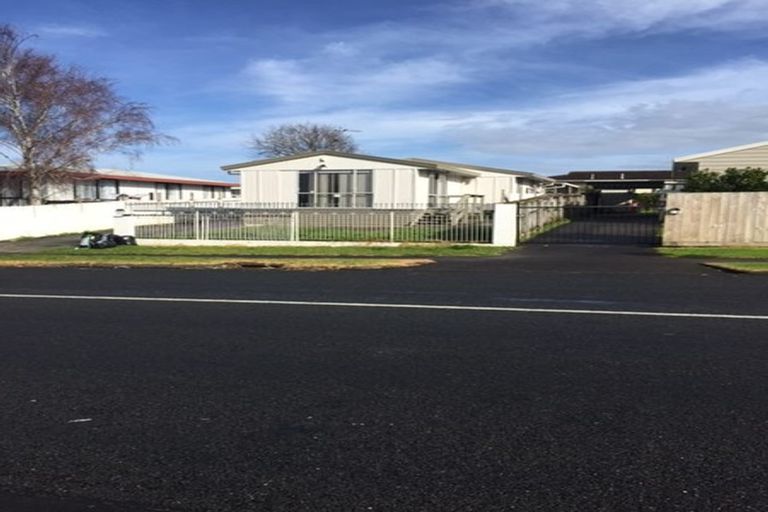 Photo of property in 2/12 Barneys Farm Road, Clendon Park, Auckland, 2103
