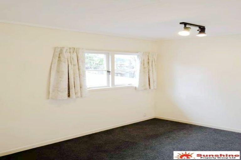Photo of property in 244 Boord Crescent, Kumeu, 0891