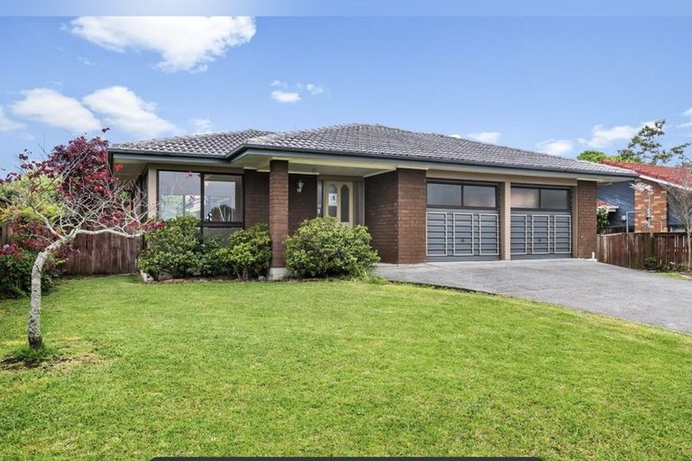 Photo of property in 21 Woodview Rise, Botany Downs, Auckland, 2010