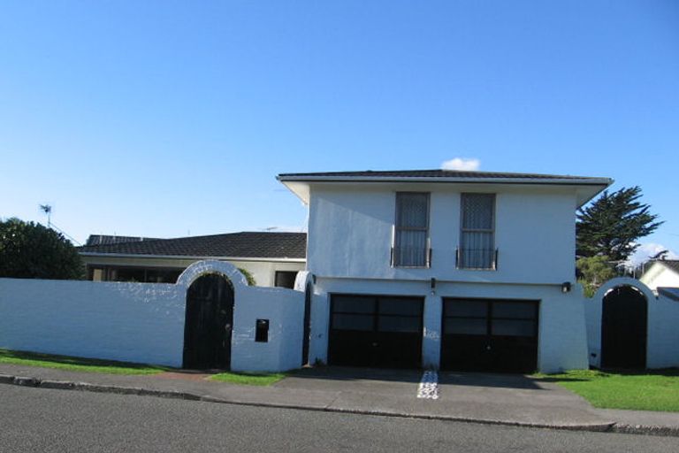 Photo of property in 102 Churton Drive, Churton Park, Wellington, 6037