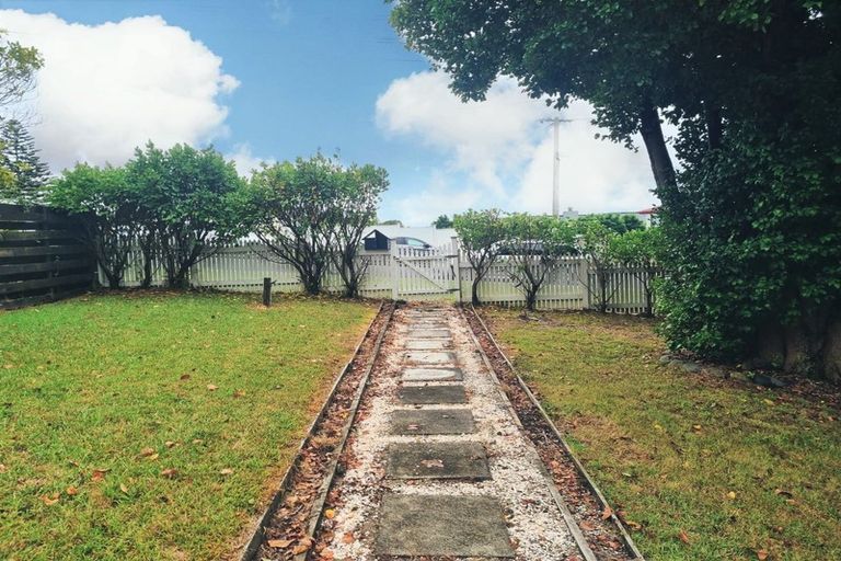 Photo of property in 17 Verbena Road, Birkdale, Auckland, 0626