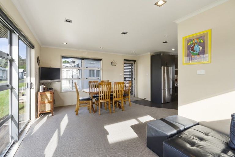 Photo of property in 68 Sixth Avenue, Urenui, 4377