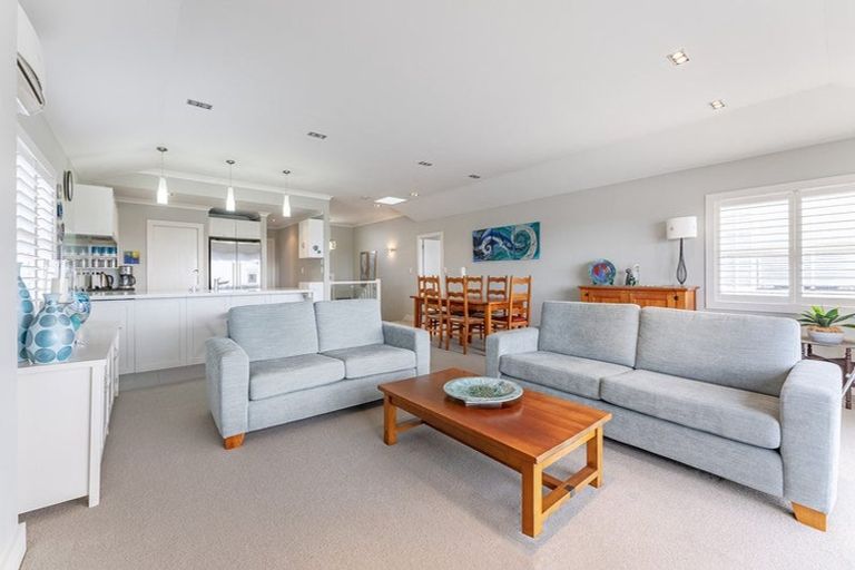 Photo of property in 18 Panorama Heights, Orewa, 0931