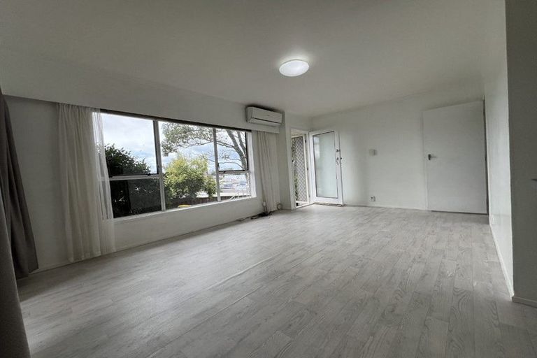 Photo of property in 1/8 Tusac Place, Totara Vale, Auckland, 0627