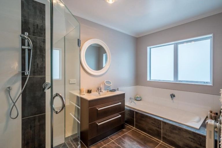 Photo of property in 2 Bluewater Place, Paraparaumu, 5032