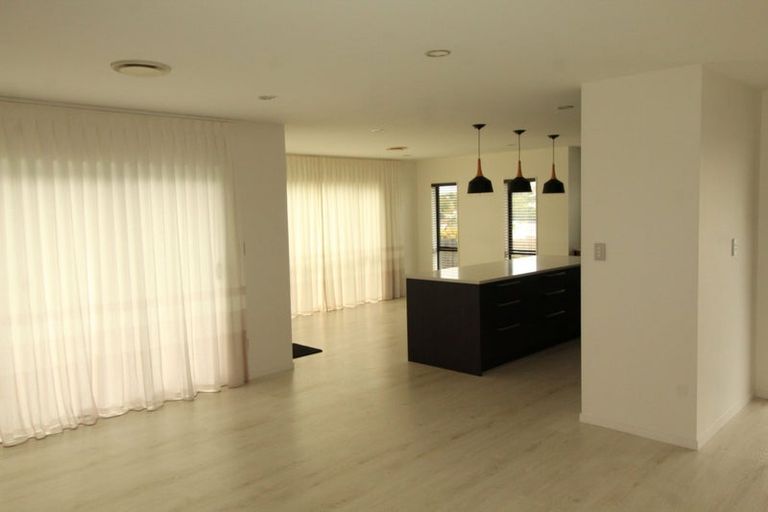 Photo of property in 19 Eastview Crescent, Stanmore Bay, Whangaparaoa, 0932