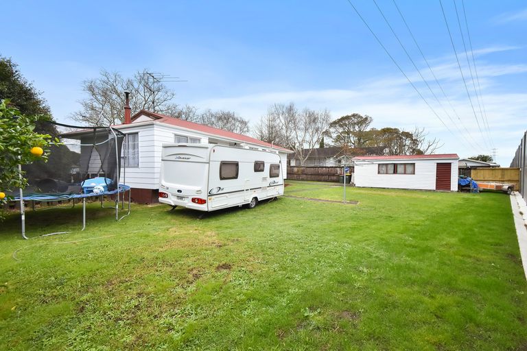 Photo of property in 16 Gloaming Place, Conifer Grove, Takanini, 2112