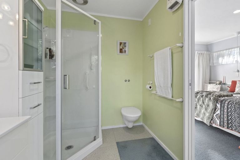 Photo of property in 2/3 Tiri View Place, Waiake, Auckland, 0630