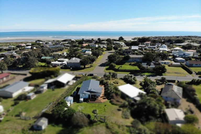 Photo of property in 44 Sarah Street, Waikawa Beach, Levin, 5573