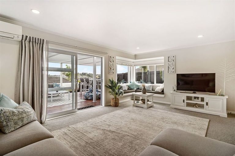 Photo of property in 2/862 East Coast Road, Northcross, Auckland, 0630