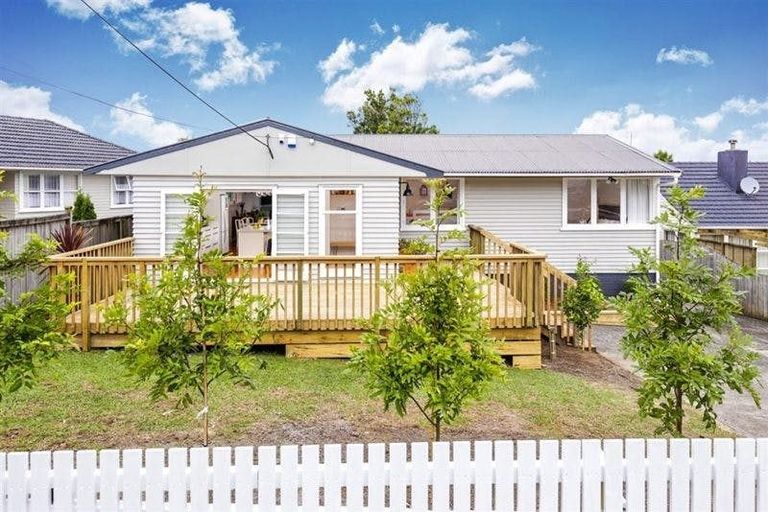 Photo of property in 43 Coniston Avenue, Te Atatu South, Auckland, 0610